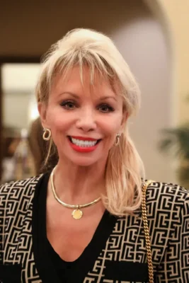 Portrait of sculptor Carolyn D. Palmer smiling toward the camera.